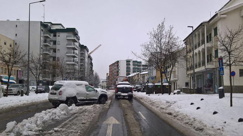 Estradas cortadas e escolas fechadas devido à queda de neve em Bragança