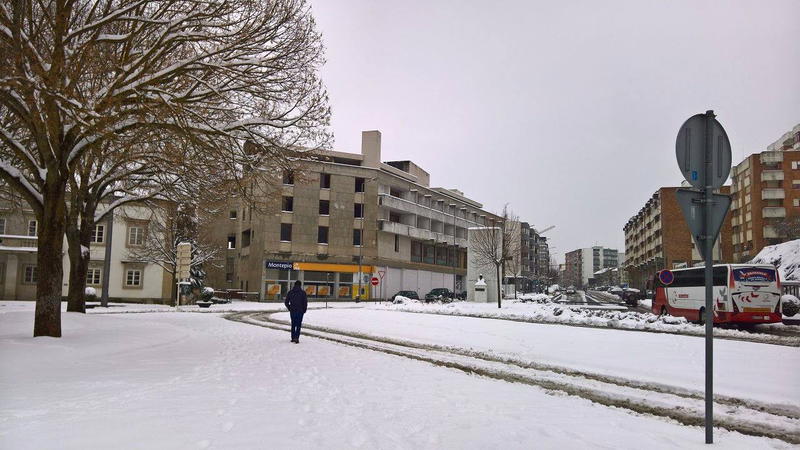 Estradas cortadas e escolas fechadas devido à queda de neve em Bragança
