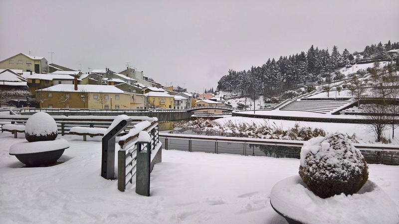 Estradas cortadas e escolas fechadas devido à queda de neve em Bragança