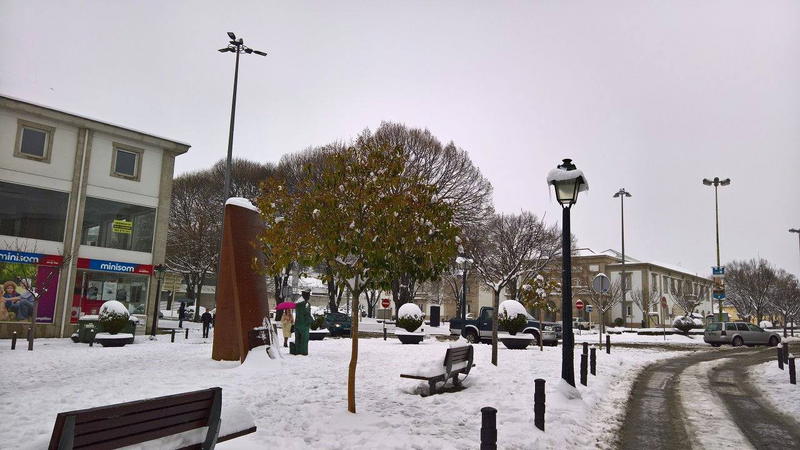 Estradas cortadas e escolas fechadas devido à queda de neve em Bragança