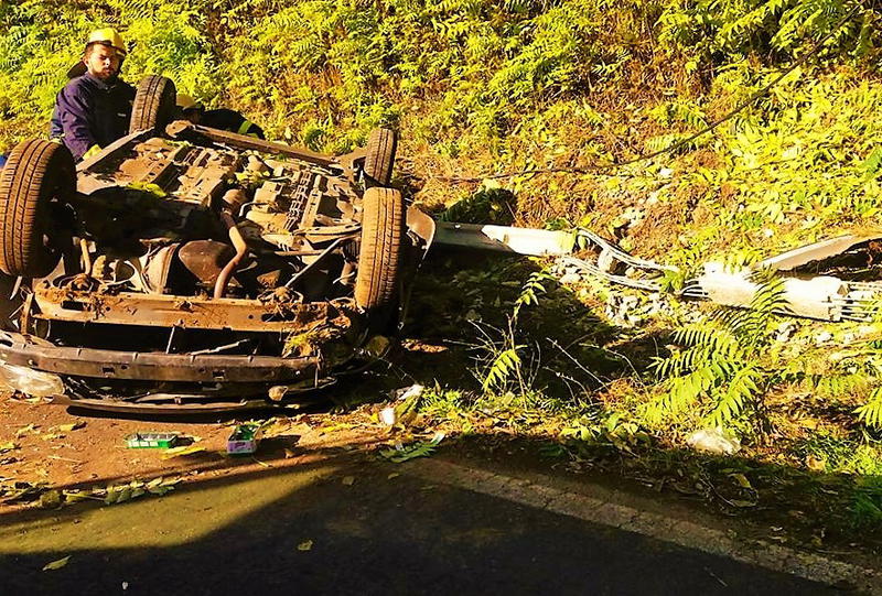 Dois feridos graves em “alegado” despiste