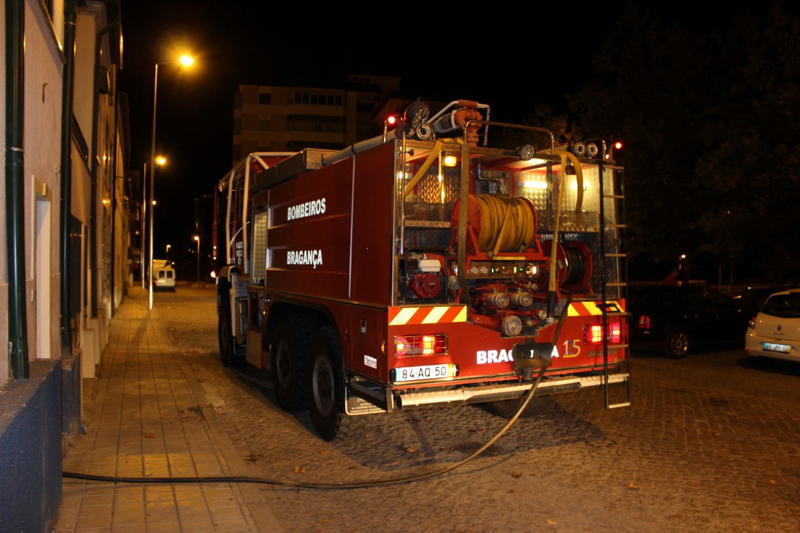 Incêndio em casa durante a madrugada