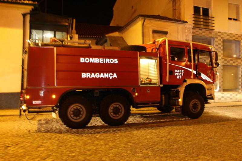 Incêndio em casa durante a madrugada