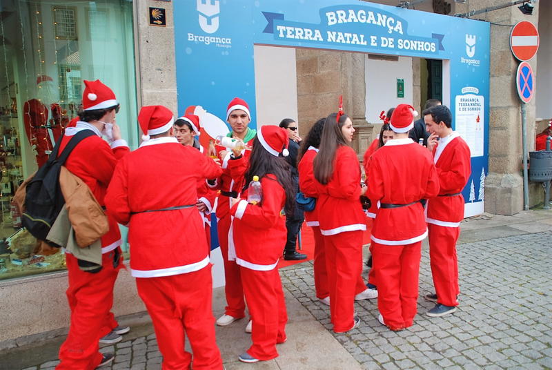 Tela vermelha e branca ilumina ruas da cidade de Bragança