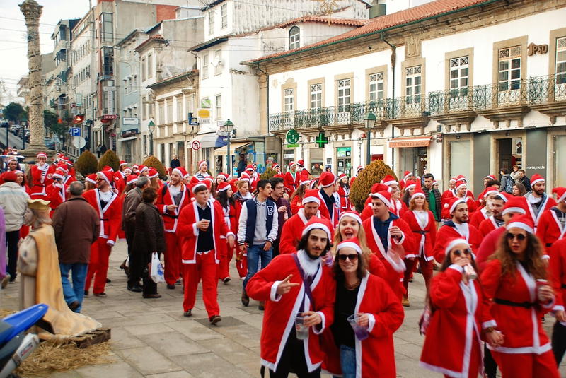 Tela vermelha e branca ilumina ruas da cidade de Bragança