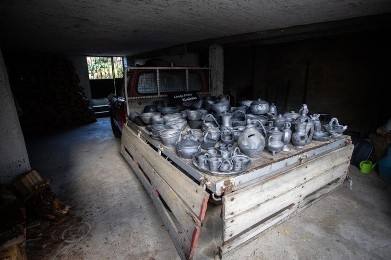 Bisalhães cumpre a tradição de cozer peças de barro em fornos escavados na terra