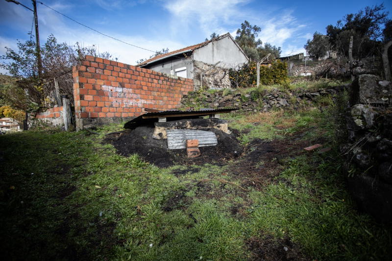 Bisalhães cumpre a tradição de cozer peças de barro em fornos escavados na terra