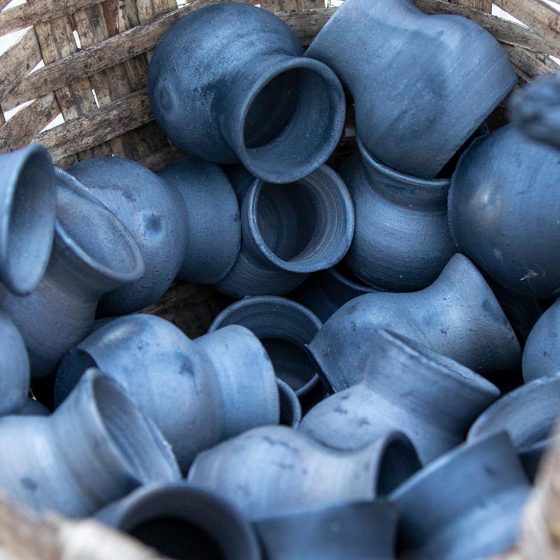 Bisalhães cumpre a tradição de cozer peças de barro em fornos escavados na terra