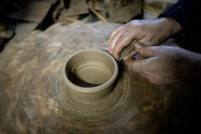 Bisalhães cumpre a tradição de cozer peças de barro em fornos escavados na terra