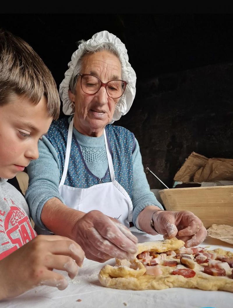 Fornos comunitários reabrem para cozer tradicional folar da Páscoa