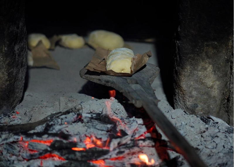 Fornos comunitários reabrem para cozer tradicional folar da Páscoa