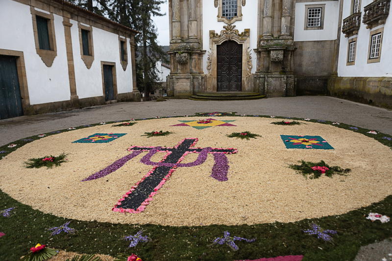 Tapete de flores na Festa à Padroeira Nossa Senhora dos Prazeres