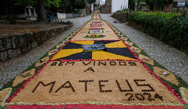 Tapete de flores na Festa à Padroeira Nossa Senhora dos Prazeres
