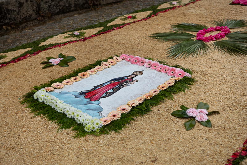 Tapete de flores na Festa à Padroeira Nossa Senhora dos Prazeres