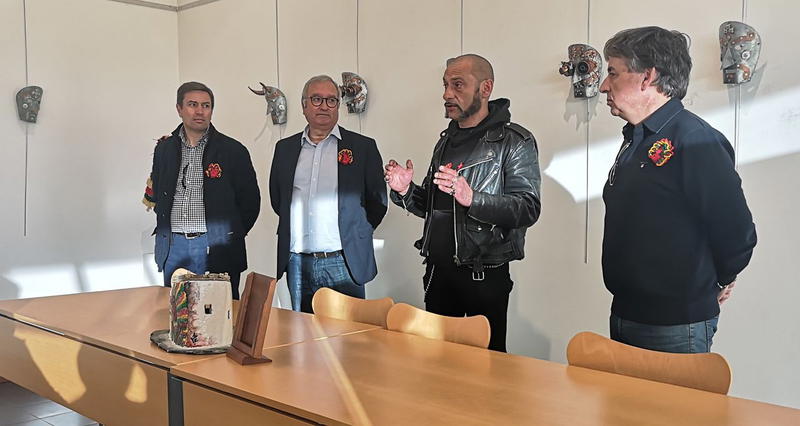 O “punk” de Bragança que se inspira nas máscaras tradicionais e faz arte com restos florestais