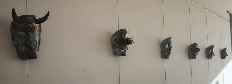 O “punk” de Bragança que se inspira nas máscaras tradicionais e faz arte com restos florestais