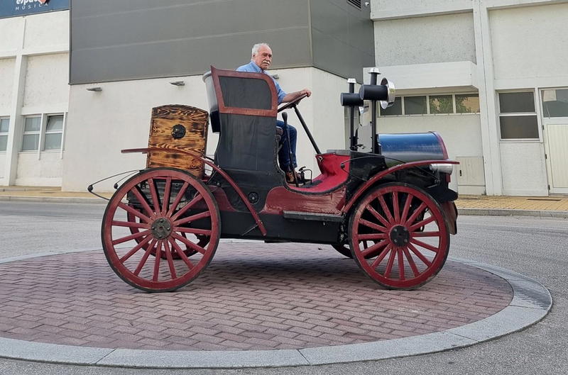 Adelino Martins constrói carro de madeira e quer fazer a N2 de Chaves a Faro